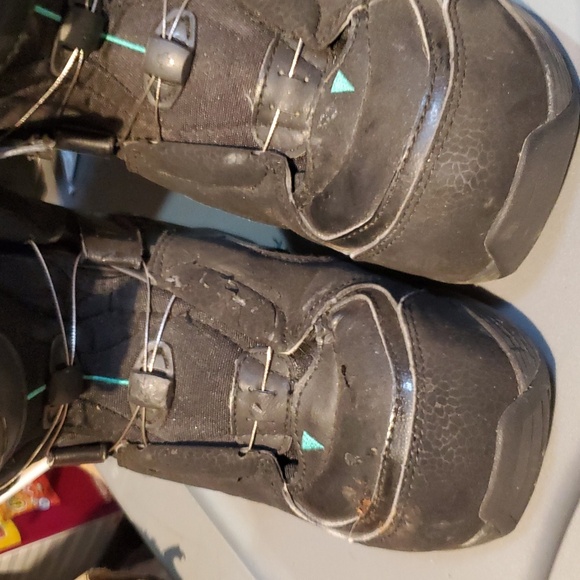 Black and Teal Snowboard Boots - Picture 8 of 11
